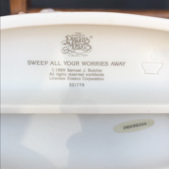 Precious Moments sweep all your worries away porcelain figurine sold in box - Picture 2 of 3